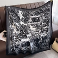 Foulard vintage en soie Toile de Jouy noir et blanc posé sur un canapé en cuir - Imprimé Animaux de la Forêt / Noir