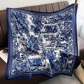 Carré de soie rétro Toile de Jouy avec motifs de jungle en bleu marine et blanc élégant - Imprimé Animaux de la Forêt / Bleu marine