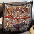 Detailansicht eines 90cm Seiden-Halstuchs mit Lebensbaum-Muster auf einem Ledersofa - 90*90cm / Natur Mit Schwarz Kante