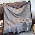 Elegante foulard quadrato argento con bordi neri su un divano in pelle - 90x90cm / Grigio