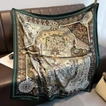 Seidenschal in Waldgrün und Ocker mit Lebensbaum-Muster auf Ledersofa - 90*90cm / Dunkelgrüne Kante