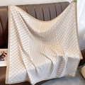 Dettaglio di sciarpa in seta con motivo pied de poule e quadri geometrici - Taglia unica / Beige