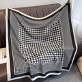 Sciarpa classica con motivo pied de poule e bordo nero su un divano in pelle - 90cmx90cm / Pied de Poule Nero/Bianco (XW-24-Nero)