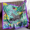 Détail d'un foulard en soie avec motif de zèbre et décor botanique de jungle tropicale - Imprimé Floral Zèbre Tropical (XW-65-绿色) / Vert