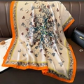 Détail d'un châle en soie avec motifs de fleurs, papillons et bordure orange - 80*180cm / Beige (F-356)