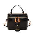 Retro-Handtasche in Schwarz aus Glanzleder mit verstellbarem Schultergurt - Schwarz