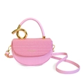 Rosa Satteltasche mit Webstruktur, vertikalen Falten und goldenen Knotendetails - Hellrosa