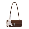 Bolso de hombro rectangular marrón con hebilla plateada y detalle de pañuelo de seda - Marrón