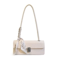 Bolso baguette crema chic con textura de rayas y accesorio de pañuelo de seda - Blanco