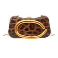 Clutch da sera leopardata con manico ovale dorato e tracolla a catena sottile - Marrone