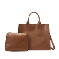Bolso tote de cuero marrón y estuche a juego con correa de hombro en fondo blanco - Marrón