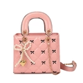 Sac à main en cuir verni rose avec surpiqûres, nœuds noirs et breloque en perles - Rose (Avec Pendentif)