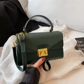 Borsa in pelle verde scuro con patta intrecciata e chiusura a T in metallo dorato - Verde