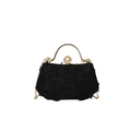 Elegante pochette da sera in pizzo nero con manico dorato a U e chiusura con perla - Nero
