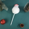 Dettaglio penna a sfera peluche natalizia su sfondo festivo con pigne e decorazioni - Babbo Natale