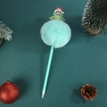Dettaglio di una penna natalizia con pompon verde menta e decorazione ad albero - Albero di Natale
