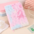 Détail d'un carnet en peluche tie-dye avec cœurs à paillettes argentées et marque-page - 21.5*15.5*3CM / Rose Tie-dye
