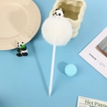 Gros plan d'un stylo à bille panda avec un grand pompon blanc sur un fond bleu clair - Panda Blanc