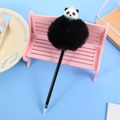 Stylo bille panda mignon avec pompon noir décoratif sur fond bleu et rose pastel - Panda Noir Tenant un Bambou