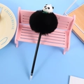 Stylo à bille panda mignon avec pompon en peluche sur un décor de bureau créatif - Panda Noir Suspendu au Bambou