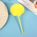 Simpatica penna a forma di gufo in peluche giallo con fusto a pois su sfondo blu - Penna Pompon Pois Giallo