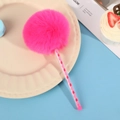 Penna a sfera rosa con pompon rosso e motivi a cuore rosso sul fusto trasparente - Penna Pompon Cuore Rosa