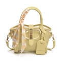 Hellgelbe PVC-Beuteltasche mit Seidenschal-Griff und goldenem Drehverschluss - Gelb