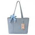 Borsa tote grigio-blu con stampa coccodrillo e foulard decorativo in seta a fiori - Blu