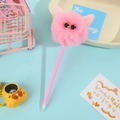 Dettaglio penna a sfera con pompon di pelliccia rosa, orecchie di volpe e occhi tondi - Rosa