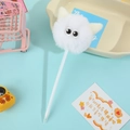 Dettaglio di una penna volpe in peluche bianca con pompon e orecchie in un mini carrello - Bianco