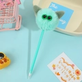 Dettaglio di una penna con pompon verde chiaro, occhi a cartone e orecchie - Verde Frutta