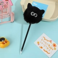 Dettaglio di una penna a sfera in peluche nero con occhi grandi su sfondo blu - Nero