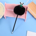 Stylo panda mignon noir avec un grand pompon duveteux et un détail de bambou vert - Style Tenant du Bambou / Panda Géant Noir