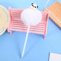 Stylo à bille panda mignon avec pompon en peluche blanche sur fond bleu clair - Panda Blanc Écharpe Jaune