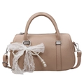Sac Boston beige avec nœud en dentelle blanche et pendentif perle en cuir texturé - Avec Pendentif / Kaki