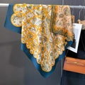Elegante sciarpa in seta con motivi floreali e corde gialle su bordo blu scuro intenso - 90cm X 90cm / Giallo Beige (HS-46)