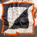 Detalle de pañuelo de seda con motivos de rosas, lunares y borde naranja en contraste - Bandana / Beige-Negro