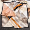Detailopname van geometrische zijden sjaal met satijntextuur op wit bont achtergrond - 65x65cm / Rijstroze (ZC-219)