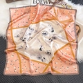 Dettaglio del foulard in seta floreale con patchwork color pesca e crema e bordi arrotolati - 70x70cm / Rosa Giunzione