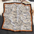 Dettaglio di un foulard quadrato in seta con motivo a rose su sfondo di peluche bianco - 65cmx65cm / Beige