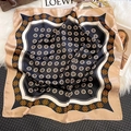 Dettaglio di sciarpa in seta con motivo floreale su sfondo di peluche con oggetti di lusso - ZC-222 Nero / 65*65cm