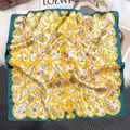 Dettaglio di un foulard in seta vintage con fiori blu pavone e giallo su pelliccia - Bordo Blu Pavone (ZC-227) / 65*65cm