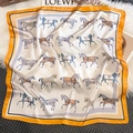 Dettaglio di un foulard quadrato in seta con stampa di cavalli e bordo arancione su peluche - 65x65cm / Beige