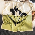 Dettaglio ravvicinato di un foulard in seta da 65cm con stampa di tulipani su sfondo elegante - 65*65cm / Blocco di Colore a Spruzzo d'Inchiostro di Tulipano (ZC-225-Verde Riso)