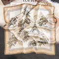 Detail van een zijden vierkante sjaal met vintage Eiffeltoren en bloemenprint - 65x65cm / Beige (ZC-232)