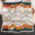 Dettaglio di un foulard quadrato in seta con motivi a onde colorate su tessuto satinato - 65x65cm / Beige Navy