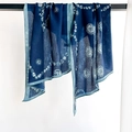 Longue écharpe bleu foncé avec motifs géométriques blancs et bords bleu clair - 44*152cm / Bleu marine