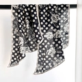 Eleganter Schal mit schwarz-weißen Punkten und Blumenmuster für Damen im Retro-Stil - 44*152cm / Schwarz (XY-38)