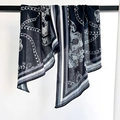 Modieuze lange smalle sjaal met ketting- en schedelprint op zwarte zijdeachtige stof - 152cmx44cm / Marineblauw (XY-46)