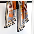 Seidenartiger Reiter-Schal mit lebhaften Pferdemotiven und orangefarbenem Print - 44x152cm / Beige-Orange